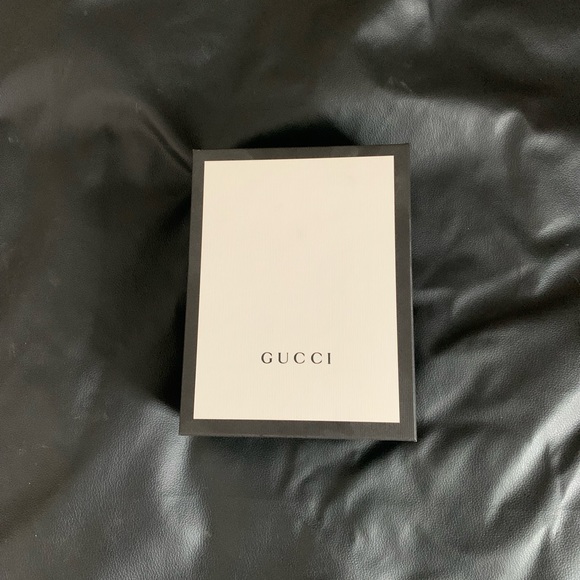 Gucci Marmont Bag in Hibiscus Red - Picture 7 of 10